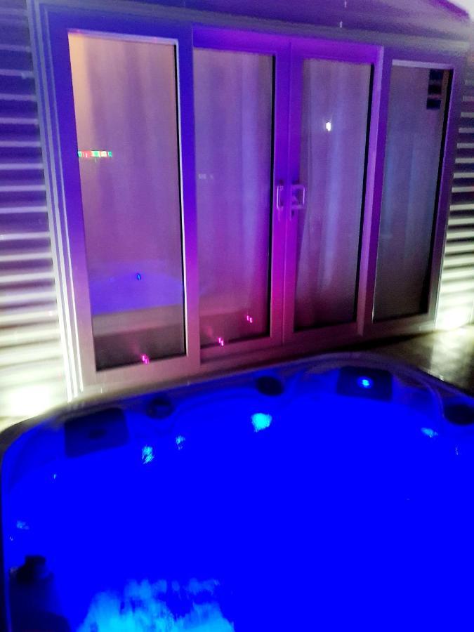Premium Accommodation With Luxury Hot-Tub And Decking Area, Near Fantasy Island Ingoldmells Exterior foto