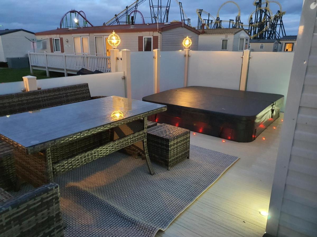 Premium Accommodation With Luxury Hot-Tub And Decking Area, Near Fantasy Island Ingoldmells Exterior foto