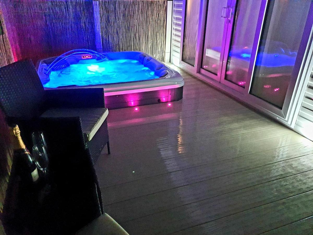 Premium Accommodation With Luxury Hot-Tub And Decking Area, Near Fantasy Island Ingoldmells Exterior foto